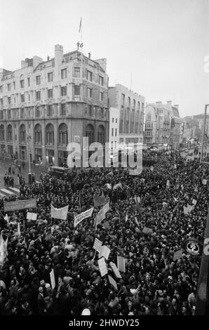 Les marches anti Rhodésie unissent leurs forces. Alors qu'environ 2000 personnes ont quitté Hyde Park Corner, derrière la bannière de Black People's Alliance, environ 1000 autres ont défilé derrière le drapeau anti-rhodésien - le tout dans une colonne. Sur la photo, deux hommes sur le toit de la maison de Rhodésie, ils ont mis à l'échelle le bâtiment avec leur drapeau la nuit précédente et ont soulevé l'Union Jack à la place du drapeau de Rhodésie. 12th janvier 1969. Banque D'Images