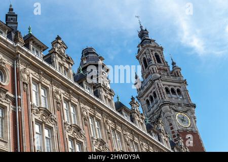 Lille, France, 28 février 2022. Maisons de Lille avec le beffroi Banque D'Images