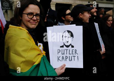 Une énorme mobilisation à Paris contre la guerre en Ukraine des milliers de personnes ont défilé entre la république et la bastille en scandant des slogans anti-poutine Banque D'Images