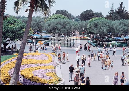 Scènes au parc à thème Disneyland à Anaheim, Californie, États-Unis. Juin 1970. Banque D'Images