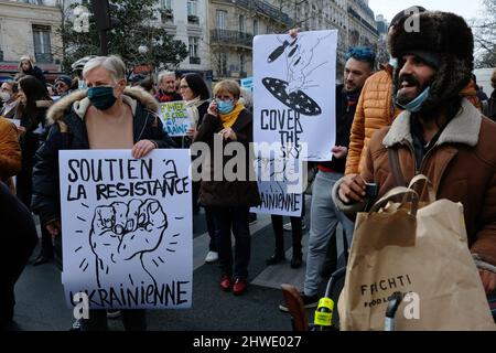 Une énorme mobilisation à Paris contre la guerre en Ukraine des milliers de personnes ont défilé entre la république et la bastille en scandant des slogans anti-poutine Banque D'Images