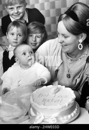 Neil Carlin, de West Lothian Scotland, né juste au moment où l'astronaute américain Neil Armstrong est intervenu sur la lune le 21st juillet 1969. Sa mère Ina Carlin a décidé de marquer l'occasion en le nommant d'après les célèbres astronautes d'Apollo 11 Neil Armstrong, Edwin Aldrin (alias Buzz Aldrin) et Michael Collins (pilote du module de commande). Le nom complet de Neil est Neil Edwin Michael Carlin. Photo : après le baptême à l'église de Leigh Sud, le baptême commun et la fête d'anniversaire de sa sœur Angela 5 Banque D'Images