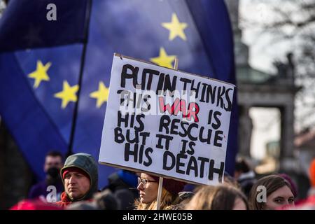 Munich, Bavière, Allemagne. 5th mars 2022. Un manifestant à Munich, en Allemagne, tient un signe qui reflète la croyance que Poutine est entré en guerre en Ukraine pour sauver son administration de sa disparition, mais en réalité il a créé son propre Afghanistan et aurait commis des crimes de guerre. Sous la devise de 'l'Ukraine est l'Europe', Irina Revina Hofmann de Munich, l'Allemagne a organisé une manifestation en opposition à la guerre menée par Vladimir Poutine contre l'Ukraine. Hofmann est un russe qui s'oppose au régime de Poutine. À un moment donné, un passant a exprimé son opposition à l'existence même de Rus Banque D'Images