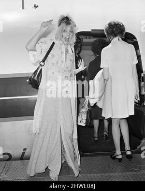 Goldie Hawn, actrice américaine à l'aéroport de Londres Heathrow, samedi 30th mai 1970. Goldie se dirige en France, pour passer 10 jours de tournage sur place pour le nouveau film, il y a une fille dans mon soup, qu'elle a tourné aux Shepperton Studios. Banque D'Images