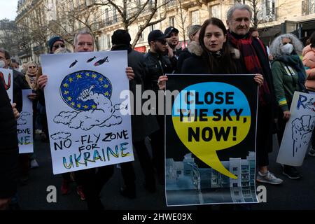 Une énorme mobilisation à Paris contre la guerre en Ukraine des milliers de personnes ont défilé entre la république et la bastille en scandant des slogans anti-poutine Banque D'Images