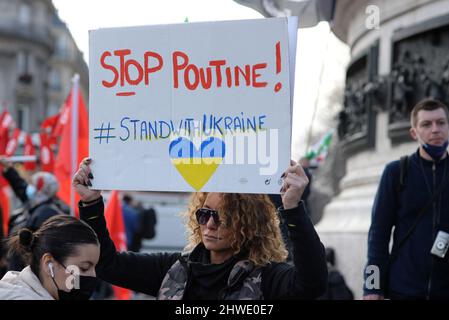 Une énorme mobilisation à Paris contre la guerre en Ukraine des milliers de personnes ont défilé entre la république et la bastille en scandant des slogans anti-poutine Banque D'Images