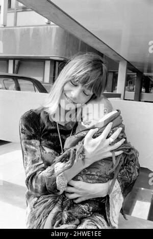 King's College Hospital le 18 août 1969 Anita Pallenberg détient le bébé Marlon de Keith Richard, Rolling Stone, né le dimanche 10 août, et pesant 71b 40z ans. Banque D'Images