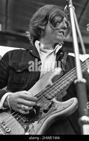 Concert New People de Cannon Hill Park. 31st août 1969. Ils sont entrés tranquillement dans le parc. La nouvelle génération, conforme à la nouvelle règle de l'apparence inhabituelle, était sur un autre de leurs pèlerinages à leur propre monde de bruit fort et de peu de conversation. Cette fois-ci, les bleus étaient libres lors d'un concert dans le parc Cannon Hill de Birmingham, mais cela aurait pu se faire n'importe où. Les visages ne sont pas importants : c'est l'aspect qui compte. Les cheveux se trouvent à l'extrémité ou pendent dans des nœuds limp, les vêtements les plus allumés sont achetés de seconde main, les jeans décolorés sont patchés non pas à cause des trous mais à cause de la mode. C'est tout un im Banque D'Images