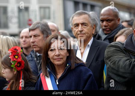 Grande mobilisation à Paris contre la guerre à Ukrain de nombreux politiciens de gauche et de droite étaient en cortège, y compris le maire de Paris Banque D'Images