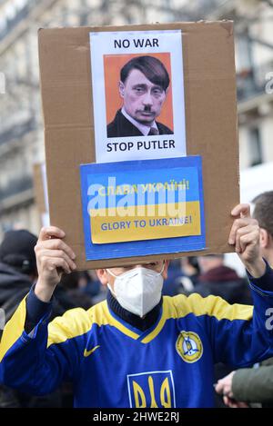 Une énorme mobilisation à Paris contre la guerre en Ukraine des milliers de personnes ont défilé entre la république et la bastille en scandant des slogans anti-poutine Banque D'Images