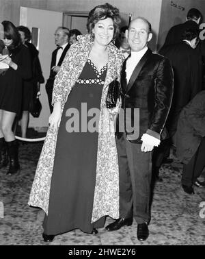 Marooned 1970 film Premiere, The Odeon, Leicester Square, Londres, jeudi 29th janvier 1970. Notre photo montre ... Stirling Moss, pilote de course automobile avec Jeni Moss. Banque D'Images