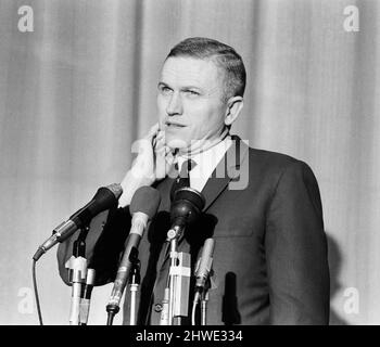 Le colonel Frank Borman, astronaute de la NASA et commandant Apollo 8, le premier vaisseau spatial habité à quitter l'orbite basse de la Terre, à atteindre la Lune, à l'orbiter et à revenir (décembre 1968), photographié lors d'une conférence de presse à l'ambassade américaine de Londres, le lundi 3rd février 1969. Frank Frederick Borman II Banque D'Images