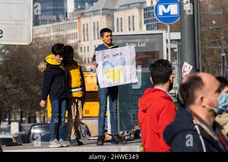 Bruxelles, Belgique. 05th mars 2022. Un jeune homme tient un écriteau pendant la manifestation.près de deux cents manifestants anti-guerre se sont rassemblés devant le bâtiment de la Mission permanente de la Fédération de Russie auprès de l'Union européenne pour protester contre l'invasion de l'Ukraine par la Russie. Crédit : SOPA Images Limited/Alamy Live News Banque D'Images