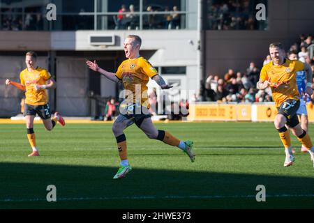 Newport, Royaume-Uni. 05th mars 2022. James Waite, du comté de Newport (c), célèbre après avoir atteint le but 1st de ses équipes. EFL football League Two Match, Newport County v Bristol Rovers au Rodney Parade de Newport, pays de Galles, le samedi 5th mars 2022. Cette image ne peut être utilisée qu'à des fins éditoriales. Utilisation éditoriale uniquement, licence requise pour une utilisation commerciale. photo par crédit : Andrew Orchard sports Photography/Alay Live News Banque D'Images