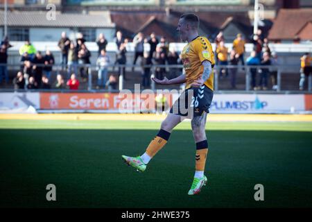 Newport, Royaume-Uni. 05th mars 2022. James Waite, du comté de Newport, fête ses célébrations après avoir atteint le but 1st de ses équipes. EFL football League Two Match, Newport County v Bristol Rovers au Rodney Parade de Newport, pays de Galles, le samedi 5th mars 2022. Cette image ne peut être utilisée qu'à des fins éditoriales. Utilisation éditoriale uniquement, licence requise pour une utilisation commerciale. photo par crédit : Andrew Orchard sports Photography/Alay Live News Banque D'Images