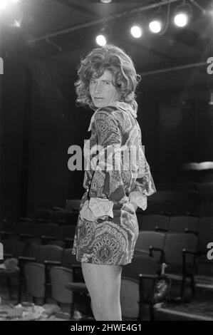 William Roache portant une petite robe pour la pièce de John Bowen, « The Disordue Women », au stables Theatre Club de Londres, en Angleterre, le 3rd novembre 1970. William Roache, qui joue le rôle de Ken Barlow, professeur d'école à Coronation Street, a récemment cherché une petite robe dans les meilleures boutiques de vêtements pour femmes, mais n'a pas eu de chance car comme il dit « les boutiques de Londres ont presque disparu midi et maxi et les quelques minis encore à gauche ne sont pas assez frileux ». Ainsi, avec l'aide de sa femme, l'actrice Anna Cropper, il a acheté un mini coûtant 17 guineas et l'a coupé à la taille. Il a besoin de ce mini pour une scène dans un nouveau jeu de scène appelé 'D Banque D'Images