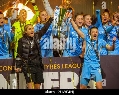 Wimbledon, Londres, Royaume-Uni. 05th mars 2022. Steph Houghton (6 - Manchester City Women)&#XA;et Ellen White (18 - Captain - Manchester City Women) lèvent le trophée après le match entre Chelsea Women et Manchester City Women lors de la finale de la coupe de la ligue des pneus continentaux des femmes FA 2022 au Cherry Red Records Stadium, Plough Lane, Wimbledon le 5th mars 2022 Claire Jeffrey/SPP crédit: SPP Sport Press photo. /Alamy Live News Banque D'Images