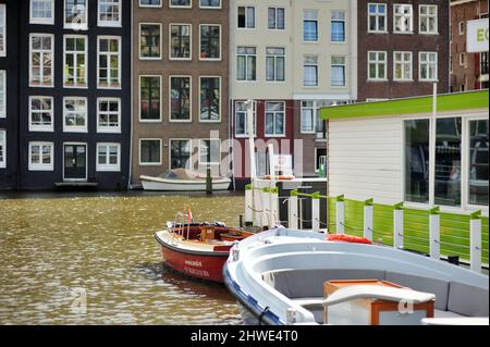 AMSTERDAM - AOÛT 2011 : les maisons de danse de Damrak , maisons emblématiques de canal dans la capitale d'Amsterdam, pays-Bas, Hollande. Banque D'Images