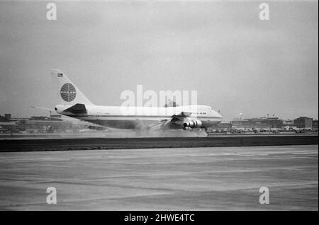 Le Boeing 747 de 361 passagers arrive à l'aéroport de Heathrow. Le premier Boeing 747 Jumbo à voler vers la Grande-Bretagne est arrivé en toute sécurité de New York. Le jet géant a une vitesse de croisière de 625 mph et devrait réduire le trajet de New York à Londres de 30 minutes. 12th janvier 1970. Banque D'Images