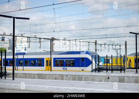 AMSTERDAM - AOÛT 2011 : train arrivant à la gare d'Amsterdam, pays-Bas. Gare centrale d'Amsterdam, Hollande. Banque D'Images