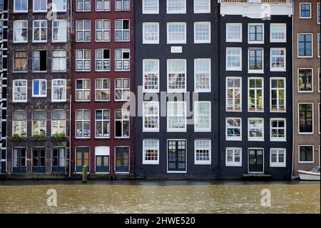 Vue en soirée sur les maisons de danse de Damrak, maisons emblématiques sur les canaux de la capitale d'Amsterdam, pays-Bas Banque D'Images