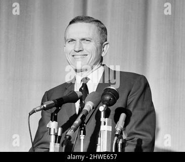 Le colonel Frank Borman, astronaute de la NASA et commandant Apollo 8, le premier vaisseau spatial habité à quitter l'orbite basse de la Terre, à atteindre la Lune, à l'orbiter et à revenir (décembre 1968), photographié lors d'une conférence de presse à l'ambassade américaine de Londres, le lundi 3rd février 1969. Frank Frederick Borman II Banque D'Images