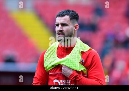 LONDRES, ROYAUME-UNI. 5th MARS Bailey Wright de Sunderland s'échauffe avant le match de la Sky Bet League 1 entre Charlton Athletic et Sunderland à la Valley, Londres, le samedi 5th mars 2022. (Credit: Ivan Yordanov | MI News) Credit: MI News & Sport /Alay Live News Banque D'Images