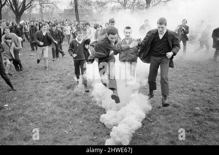 La réunion « Festival of Life » organisée par le CND à Victoria Park à Bethnal Green, est de Londres. Spectacles photo : les jeunes jouant avec une cartouche de fumée qu'ils ont ramassés lors d'une reconstitution du tournage de Pickville. 29th mars 1970. Banque D'Images