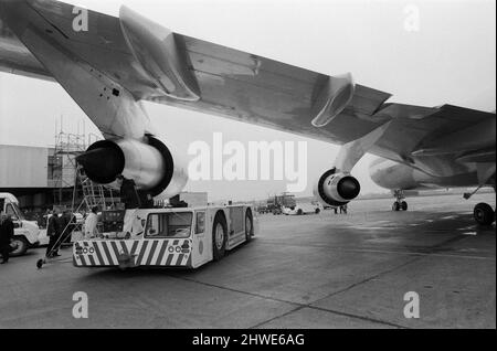 Le Boeing 747 de 361 passagers arrive à l'aéroport de Heathrow. Le premier Boeing 747 Jumbo à voler vers la Grande-Bretagne est arrivé en toute sécurité de New York. Le jet géant a une vitesse de croisière de 625 mph et devrait réduire le trajet de New York à Londres de 30 minutes. 12th janvier 1970. Banque D'Images