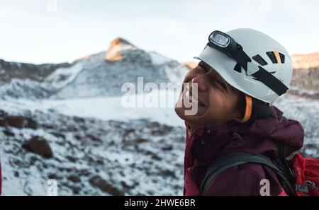 Gros plan portrait d'une jeune femme sombre et belle en alpinisme Banque D'Images