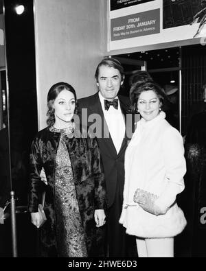 Marooned 1970 film Premiere, The Odeon, Leicester Square, Londres, jeudi 29th janvier 1970. Notre photo montre ... Gregor Peck, acteur américain, avec la femme Véronique Passani et l'actrice Ava Gardner. Banque D'Images