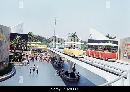 Scènes au parc à thème Disneyland à Anaheim, Californie, États-Unis. Le monorail qui fait le tour de l'ensemble de la station. Juin 1970. Banque D'Images