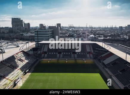 Hambourg, Allemagne - mars 2022 : vue aérienne du printemps sur Heiligengeistfeld et Millerntor-Stadion, stade du club de football FC St. Pauli Banque D'Images