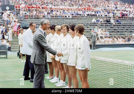 La coupe Wightman 1970 était l'édition 42nd de la compétition annuelle de tennis d'équipe féminine entre les États-Unis et la Grande-Bretagne. Il a eu lieu au All England Lawn tennis and Croquet Club à Londres, en Angleterre, au Royaume-Uni. Les États-Unis d'Amérique ont battu la Grande-Bretagne 4-3. (Photo) États-Unis d'Amérique et Grande-Bretagne avant le tournoi. Vers juin 1970 Banque D'Images