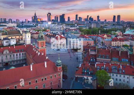 Paysage urbain de la vieille ville de Varsovie (Pologne) au coucher du soleil Banque D'Images