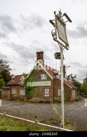 On est monté à bord d'un pub de campagne fermé. La Maison sur les verts à North Wootton, Norfolk. Banque D'Images