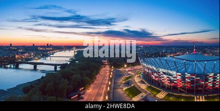 Varsovie, Pologne - Mai 2021: Vue aérienne sur Stadion PGE Narodowy, stade d'origine de l'équipe nationale de football de Pologne Banque D'Images