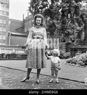 Lady Dartmouth, fille d'Alexander McCorquodale et romancière Dame Barbara Cartland, a voté l'une des 10 meilleures dames du pays. Elle est photographiée chez elle, portant une robe midi multicolore, avec son fils de 20 mois Henry Legge - son quatrième enfant. 21st septembre 1970. Banque D'Images