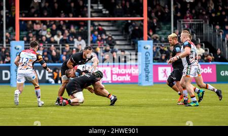 Londres, Royaume-Uni. 05th mars 2022. George Martin de Leicester Tigersen étant attaqué par Tom Woolenscroft et Billy Vunipola de Saracens lors du match de rugby Gallagher Premiership entre Saracens et Leicester Tigers au stade StoneX, Londres, Angleterre, le 5 mars 2022. Photo de Phil Hutchinson. Utilisation éditoriale uniquement, licence requise pour une utilisation commerciale. Aucune utilisation dans les Paris, les jeux ou les publications d'un seul club/ligue/joueur. Crédit : UK Sports pics Ltd/Alay Live News Banque D'Images