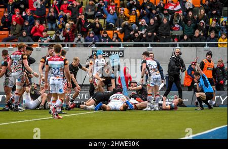 Londres, Royaume-Uni. 05th mars 2022. Tom Woolenscroft de Saracens prend le ballon au-dessus de la ligne pour Saracens 5th essai de l'après-midi pendant le match de rugby Gallagher Premiership entre Saracens et Leicester Tigers au stade StoneX, Londres, Angleterre, le 5 mars 2022. Photo de Phil Hutchinson. Utilisation éditoriale uniquement, licence requise pour une utilisation commerciale. Aucune utilisation dans les Paris, les jeux ou les publications d'un seul club/ligue/joueur. Crédit : UK Sports pics Ltd/Alay Live News Banque D'Images