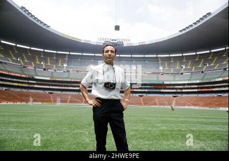 Tournoi de la coupe du monde 1970 au Mexique. Photographe miroir Monte Fresco dans le stade Azteca. Mai 1970. Banque D'Images