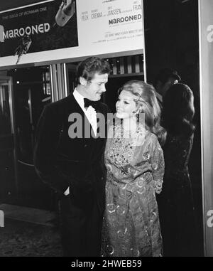 Marooned 1970 film Premiere, The Odeon, Leicester Square, Londres, jeudi 29th janvier 1970. Notre photo montre ... Roger Moore, acteur britannique avec la femme Luisa Mattioli. Banque D'Images