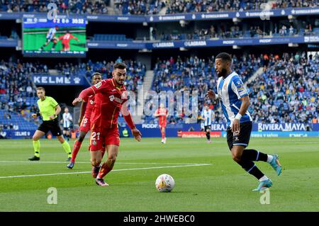 Barcelone,Espagne.5 mars,2022. Vilhena dribbles Iglesias (21) de Getafe CF pendant le match espagnol de la Liga entre le RCD Espanyol et Getafe CF au stade RCDE. Crédit : rosdemora/Alay Live News Banque D'Images