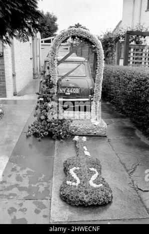 Rolling Stones : funérailles de Brian Jones. Un hommage floral représentant les portes du ciel des Rolling Stones et une guitare florale de 'gofer' Tom Keylock 10 juillet 1969 Banque D'Images