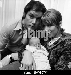 L'acteur Kenneth Cope qui joue le détective fantôme 'Marty Hopkirk' dans 'Randall et Hopkirk (décédé)' de l'ATV est devenu un père pour la troisième fois quand sa femme, l'actrice Renny Lister a donné naissance à une fille de 7lb 10oz Martha Esther. Alors que le bébé était en route dans la maison de Ken surplombant Regents Park, il calmy a lu un livre - mais il a plus tard dit qu'il était ravi qu'il ait eu une fille après deux fils, Mark et Nicholas. 18th février 1970. Banque D'Images