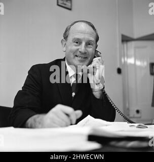 Ken Stanley, agent de football, a lu une année George Best. 18th février 1970. Banque D'Images