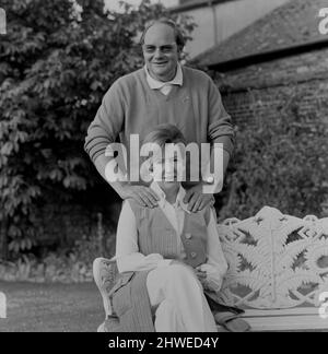 Cliff Mitchelmore et son épouse Jean Metcalfe chez eux à Reigate, Surrey. Au cours d'une carrière d'environ 60 ans, Cliff Michelmore a ancré la couverture des événements, y compris le débarquement de lune d'Apollo et deux élections générales. Il a présenté ce soir l'émission de télévision de la BBC de 1957 à 1965. Le 4 mars 1950, il épousa Jean Metcalfe, un annonceur de la BBC, qui présenta deux-Way Family favorites à Londres alors qu'il présenta le lien de Hambourg dans le programme du British Forces Broadcasting Service. Les deux ne se sont pas réunis en face à face pendant six mois, mais après la réunion ils ont été rapidement engagés et le mariage Banque D'Images