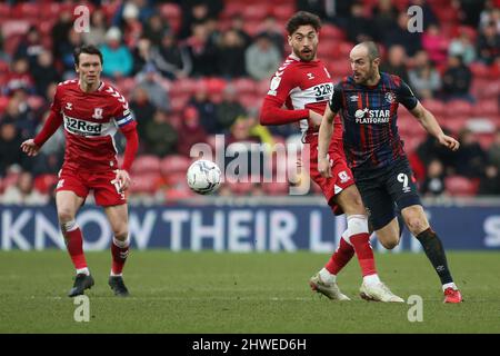 MIDDLESBROUGH, ROYAUME-UNI. 5th MARS Danny Hylton, de Luton Town, passe devant Matt Crooks de Middlesbrough lors du match de championnat Sky Bet entre Middlesbrough et Luton Town au stade Riverside, à Middlesbrough, le samedi 5th mars 2022. (Crédit : Michael Driver | MI News) crédit : MI News & Sport /Alay Live News Banque D'Images