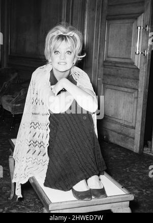 Goldie Hawn, actrice américaine pose pour des photos lors de la conférence de presse à l'hôtel Dorchester, Londres, dimanche 1st février 1970. Banque D'Images