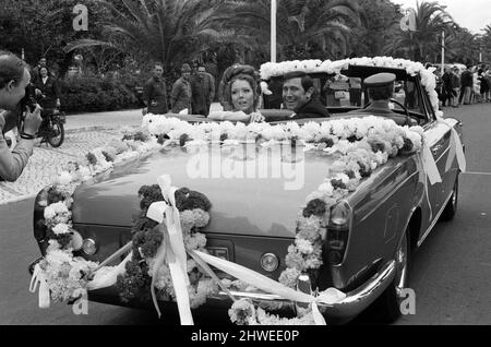 James Bond, joué par George Lazenby, photographié épousant Tracey joué par Diana Rigg pendant le tournage de « On Her Majesty's Secret Service » Estoril, Portugal. 30th avril 1969. Banque D'Images